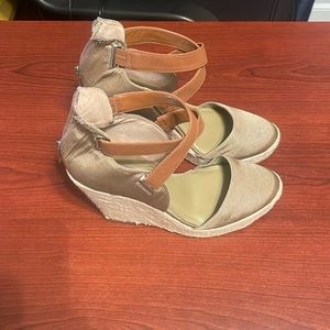 Gently used BCBGirls size 10 golden wedge. Good condition